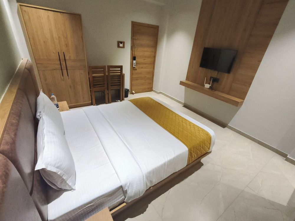 Hotel Beverly Plaza Kozhikode Deluxe Room, City View 23