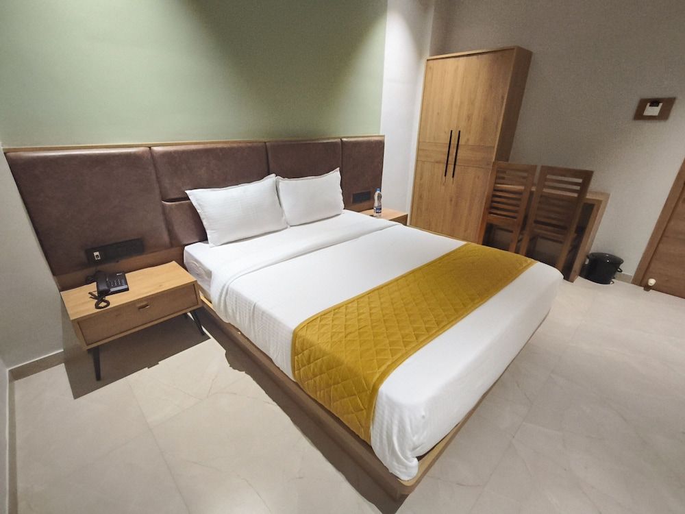 Hotel Beverly Plaza Kozhikode Deluxe Room, City View 17