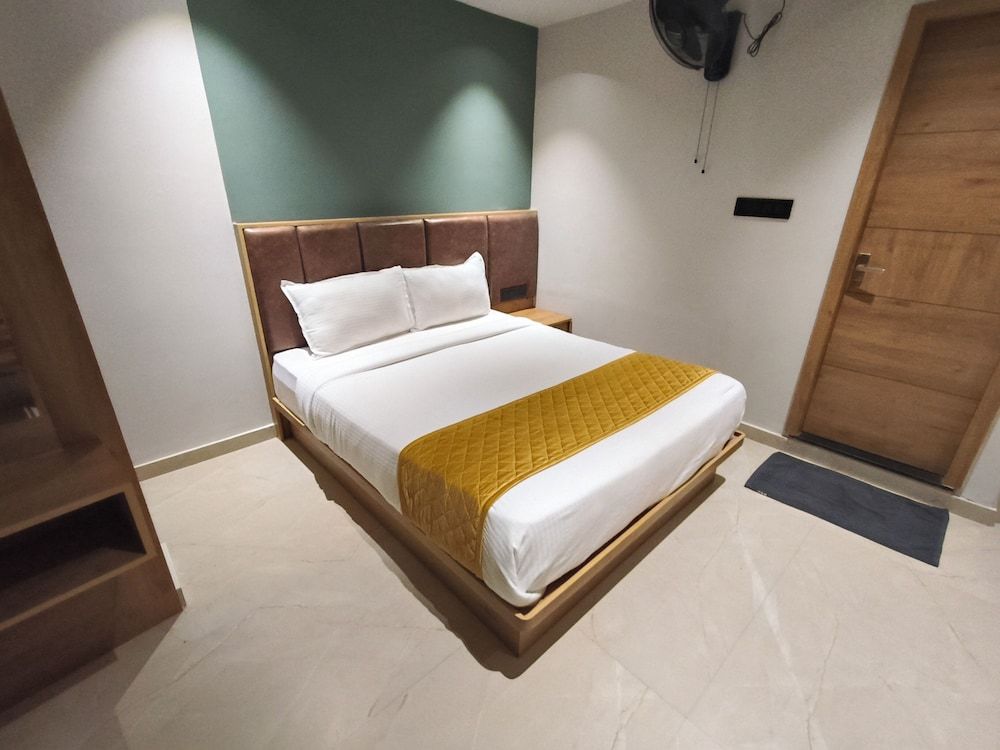 Hotel Beverly Plaza Kozhikode Deluxe Room, City View 15