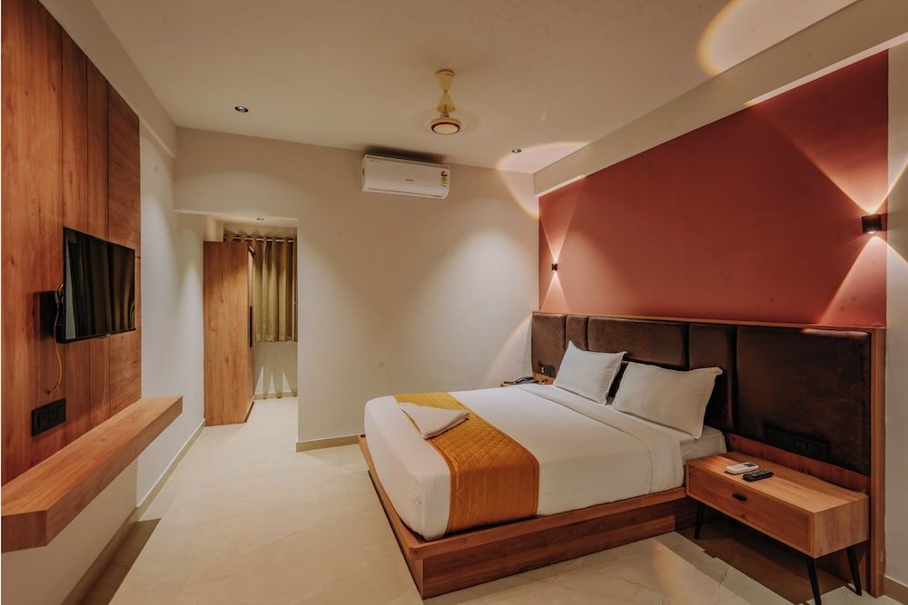 Hotel Beverly Plaza Kozhikode Deluxe Room, City View 7