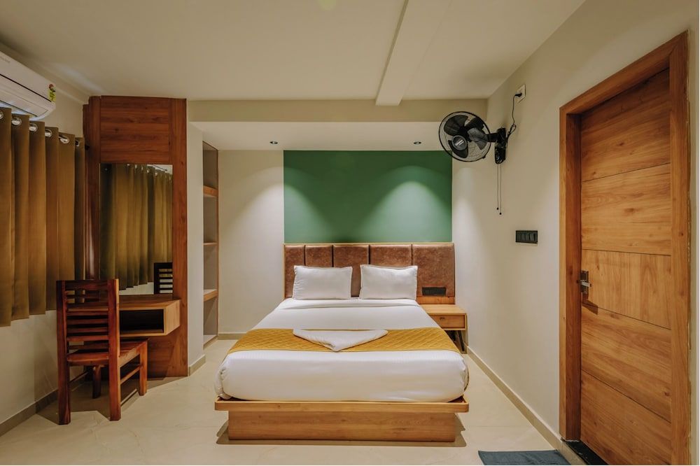 Hotel Beverly Plaza Kozhikode Deluxe Room, City View 4