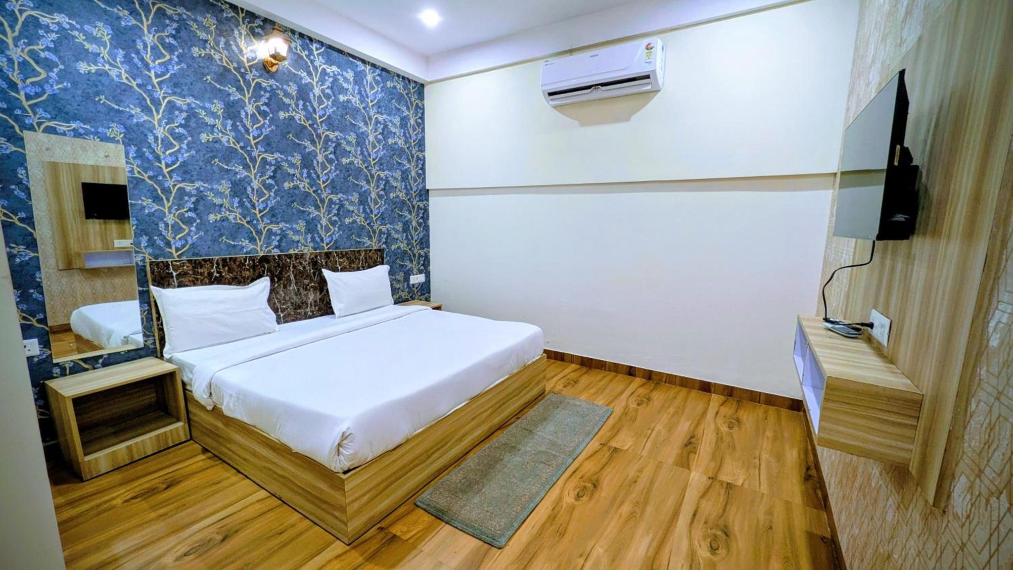 Hotel Aana Inn Gold Deluxe room  5