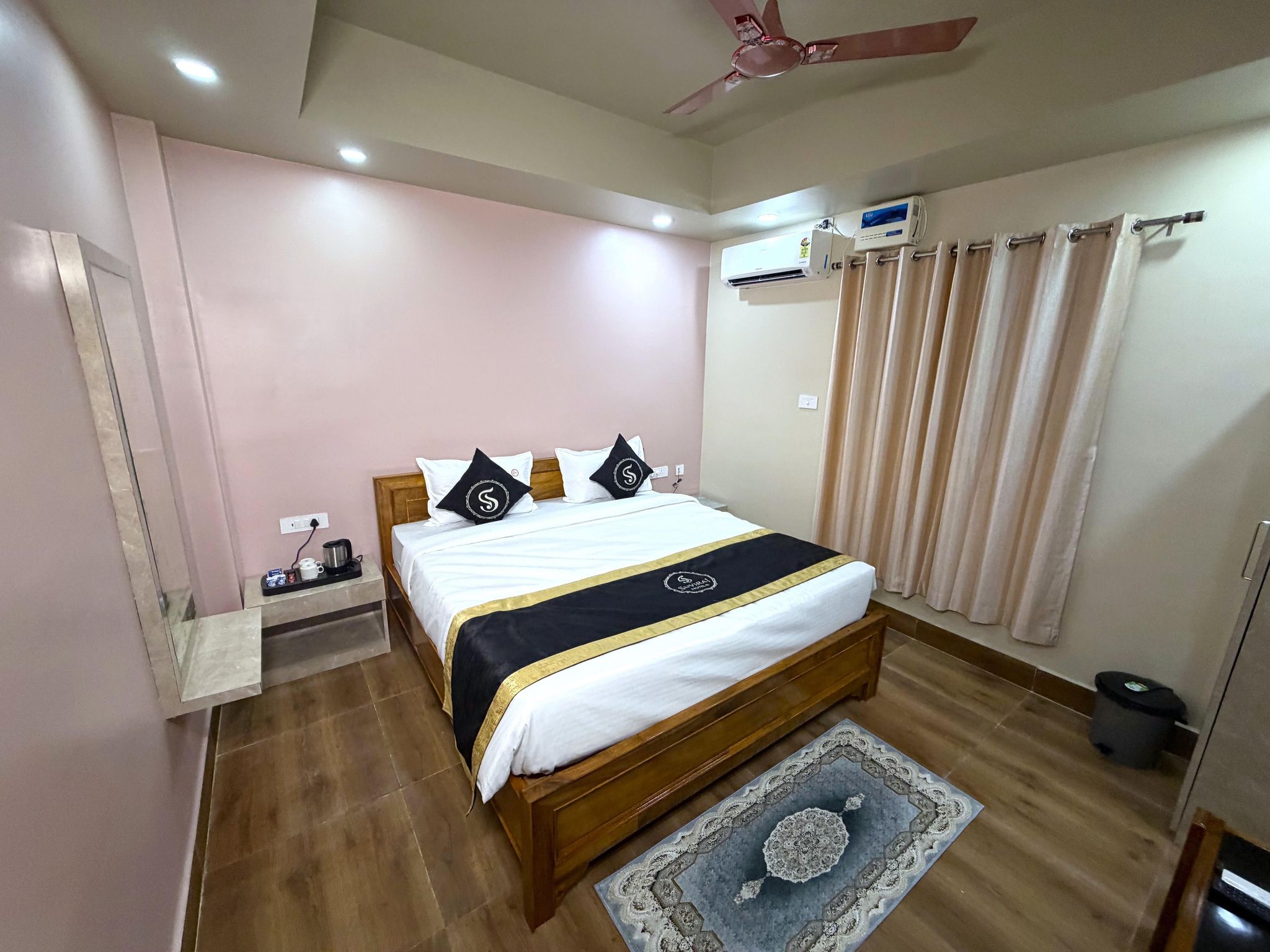 Deluxe Room AC