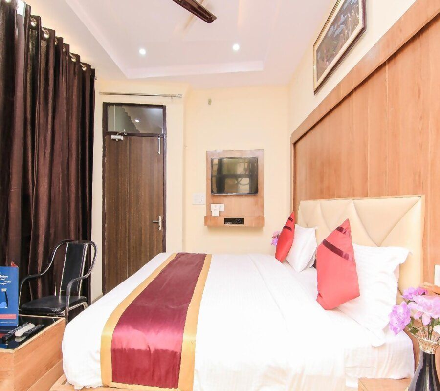 HOTEL KHALSA INN  Deluxe room  4