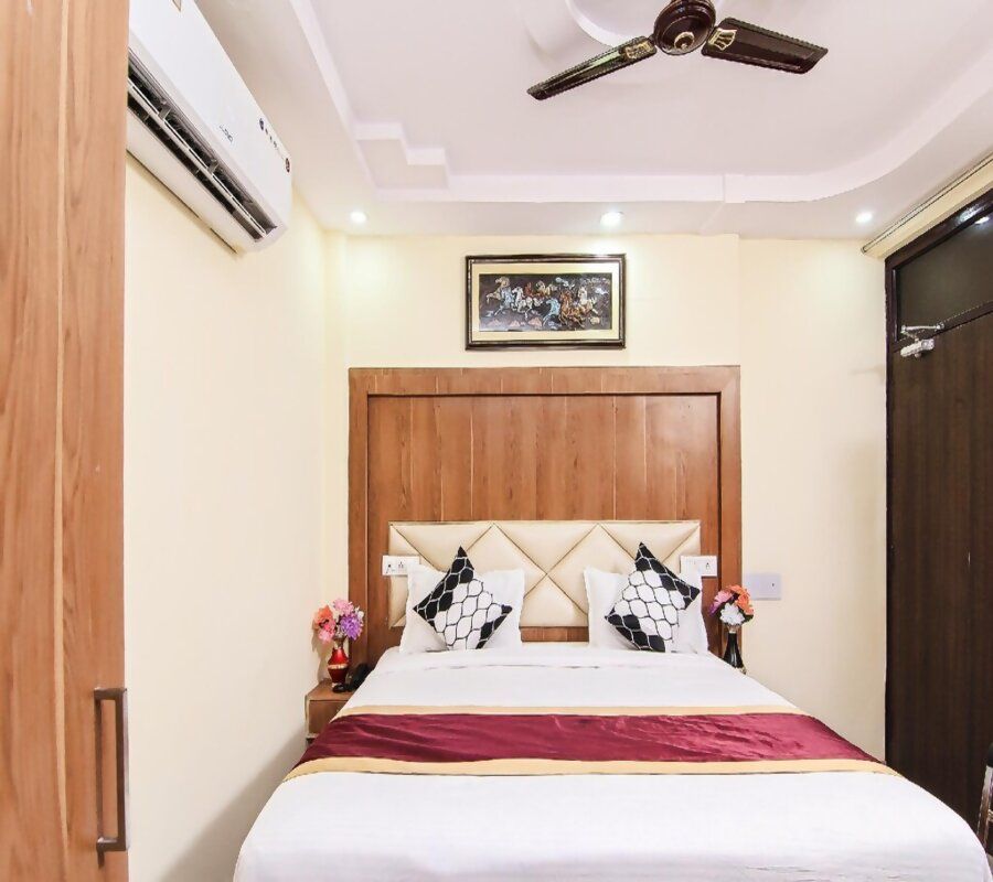 HOTEL KHALSA INN  Deluxe room  2