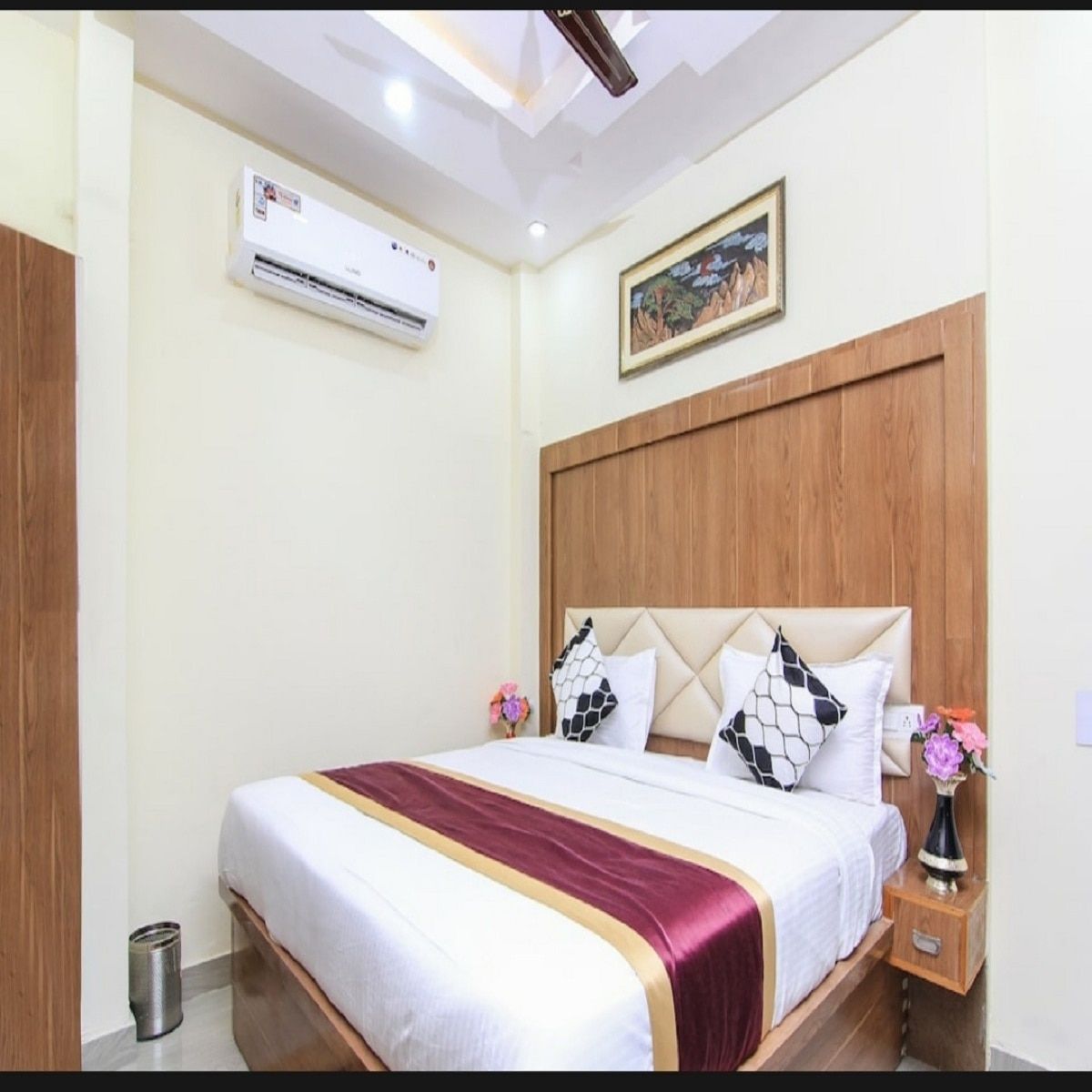 HOTEL KHALSA INN  Deluxe room 