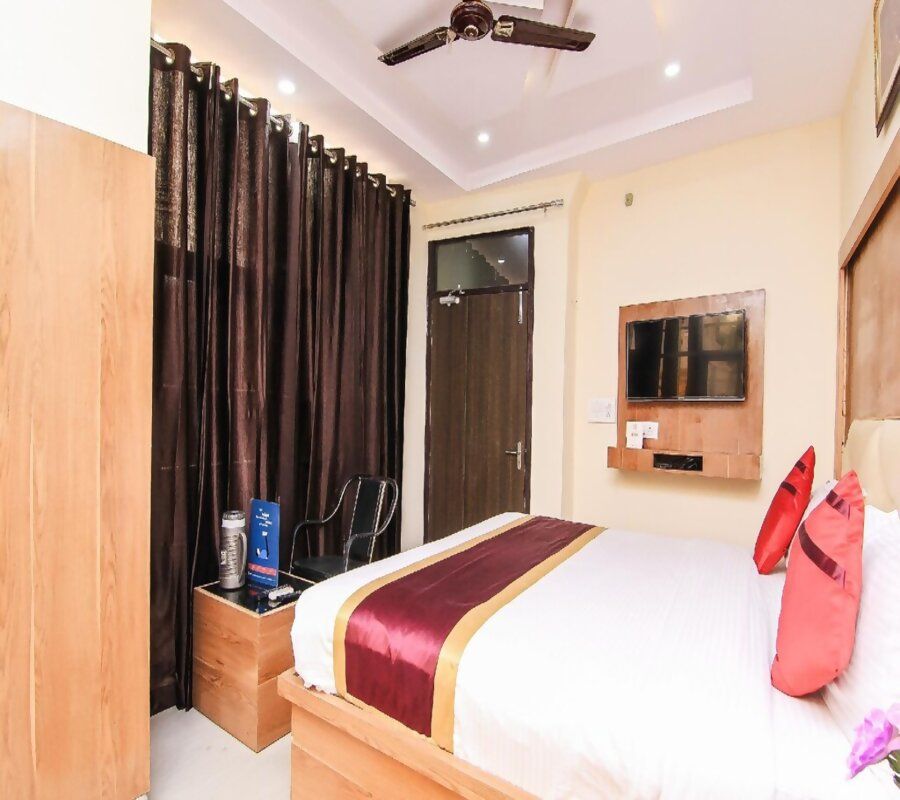 HOTEL KHALSA INN  Deluxe room  3