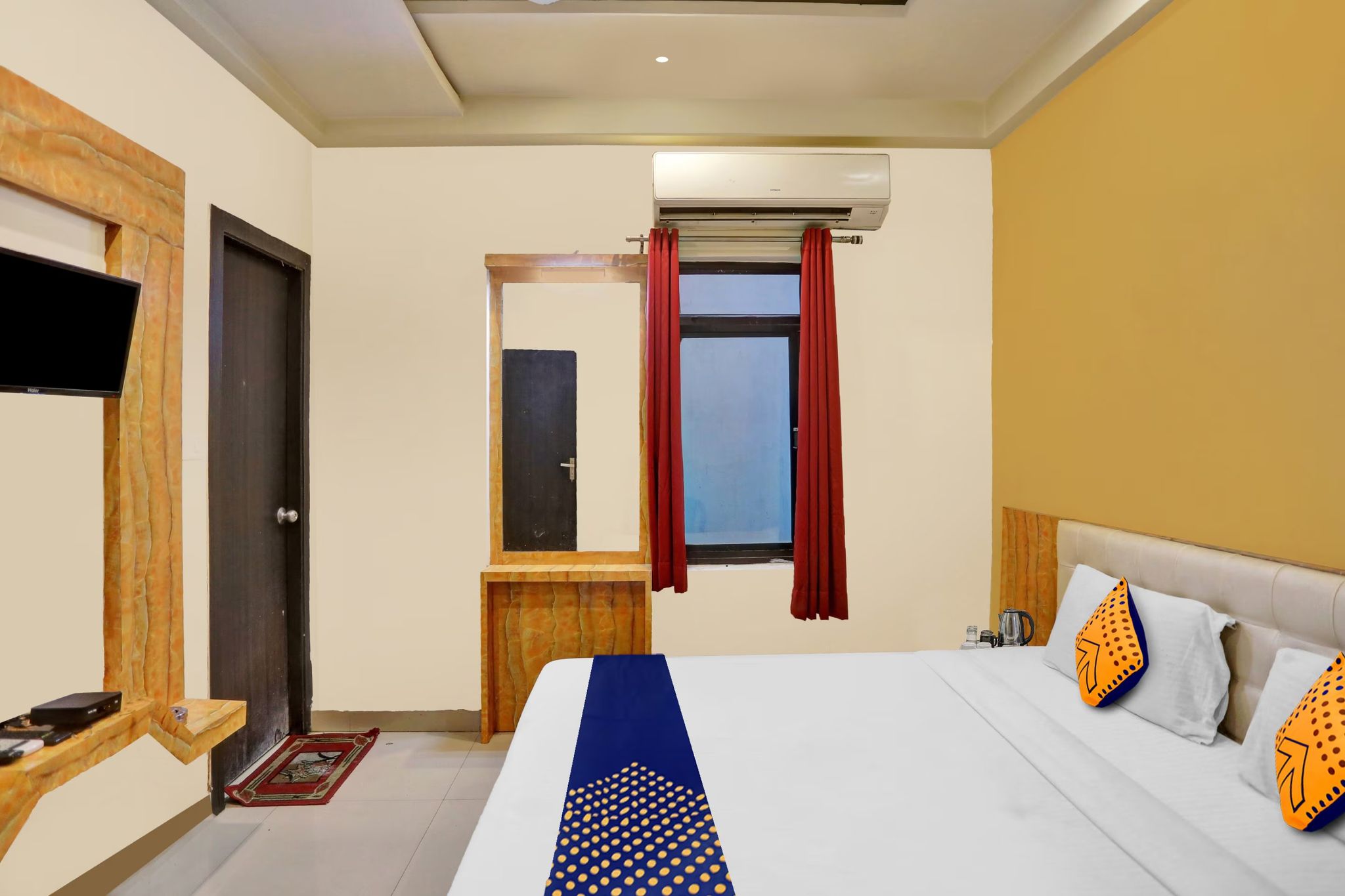 Triveni Inn Deluxe Room with High Speed Internet 6