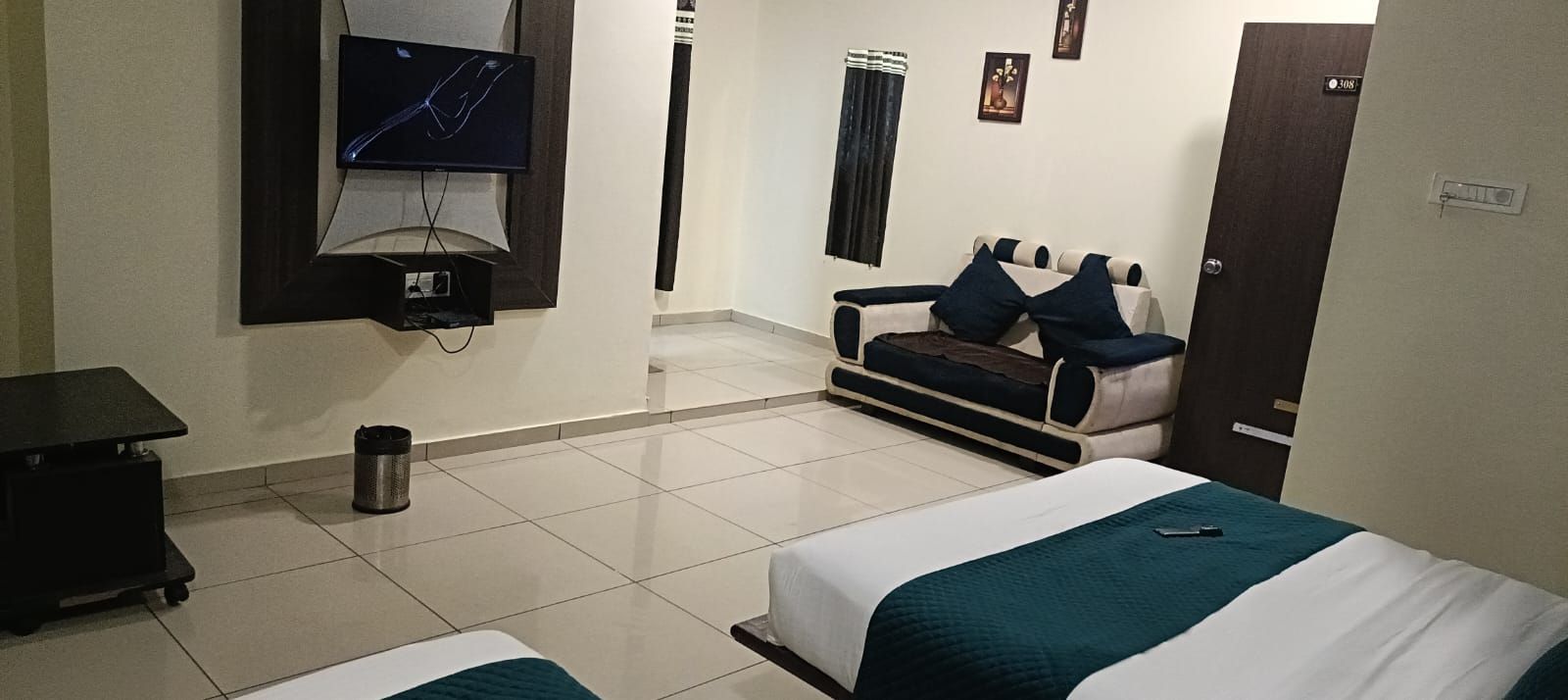 HOTEL SHIV RESIDENCY, VADODARA Deluxe Room 5