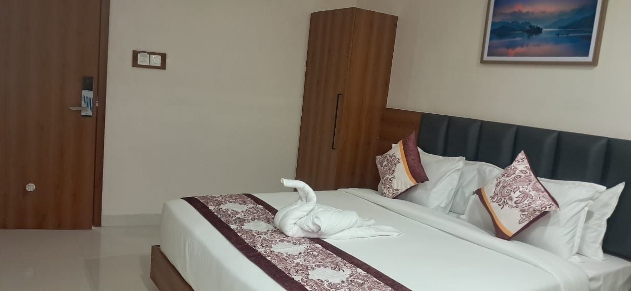 Ekansh Hotel and Resort Somnath Deluxe Room 4