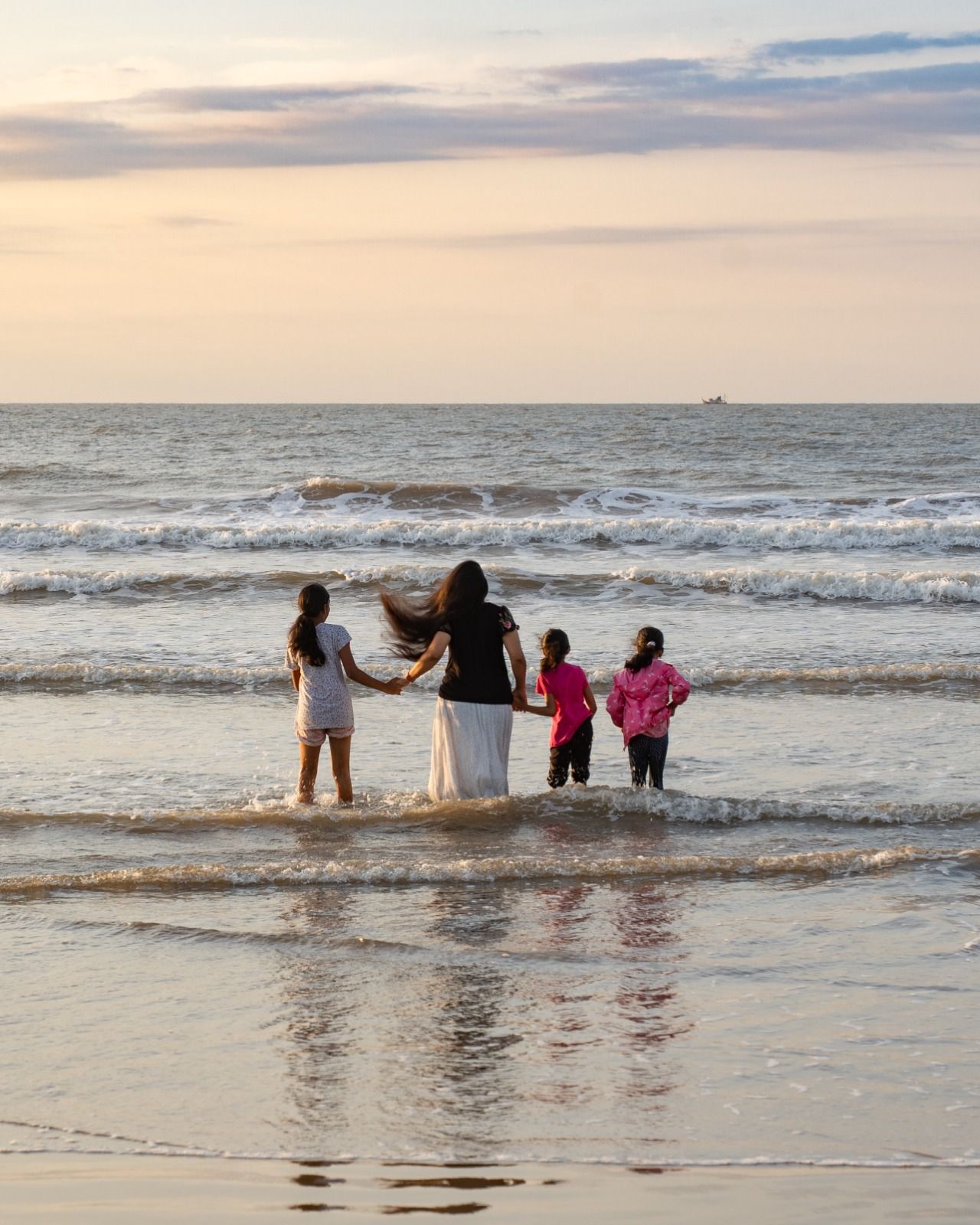 Wave Studio Room King Bed - Garden (or) Sea View