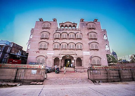 Omji Kathiya Mandir | 2km from Ram Temple