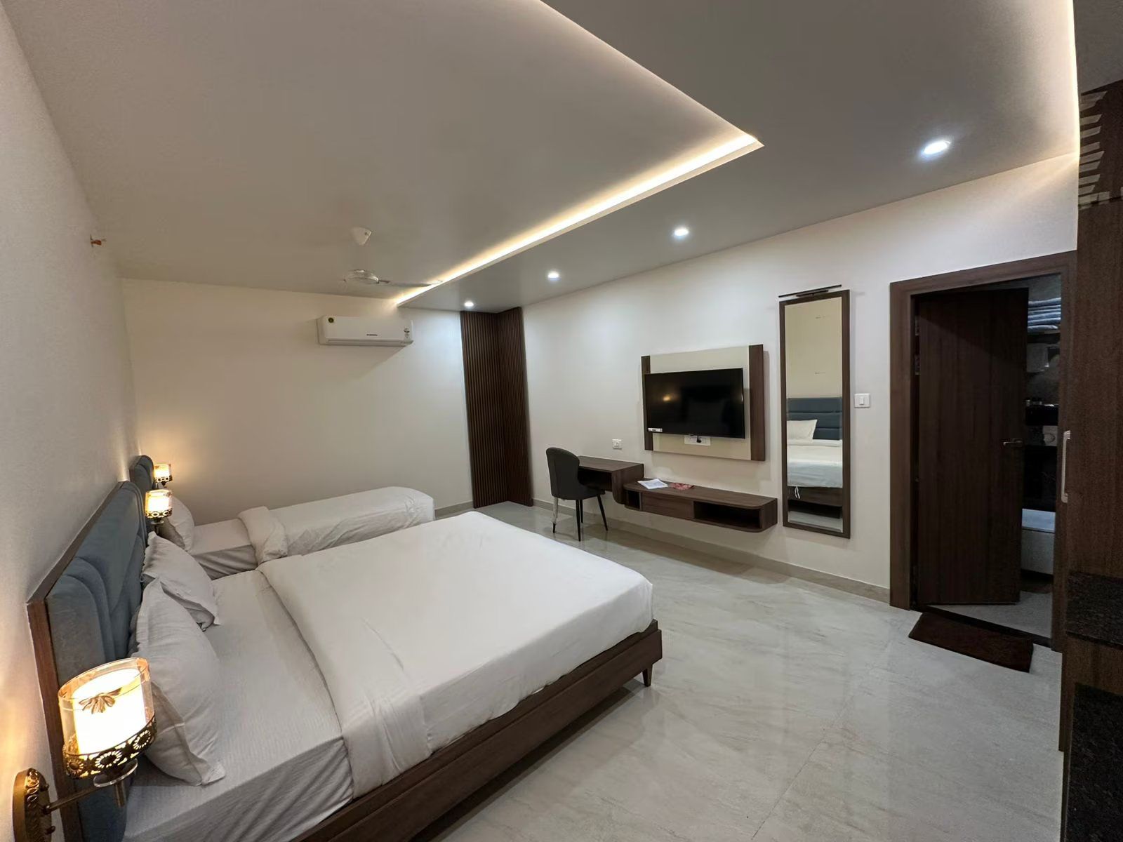 EXECUTIVE FAMILY ROOM