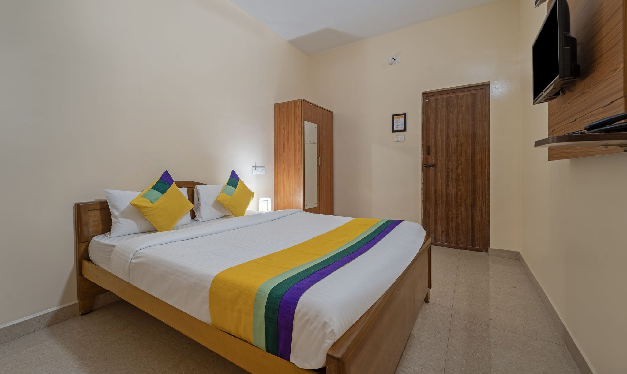Itsy Hotels Everest Leela Residency Standard room 4