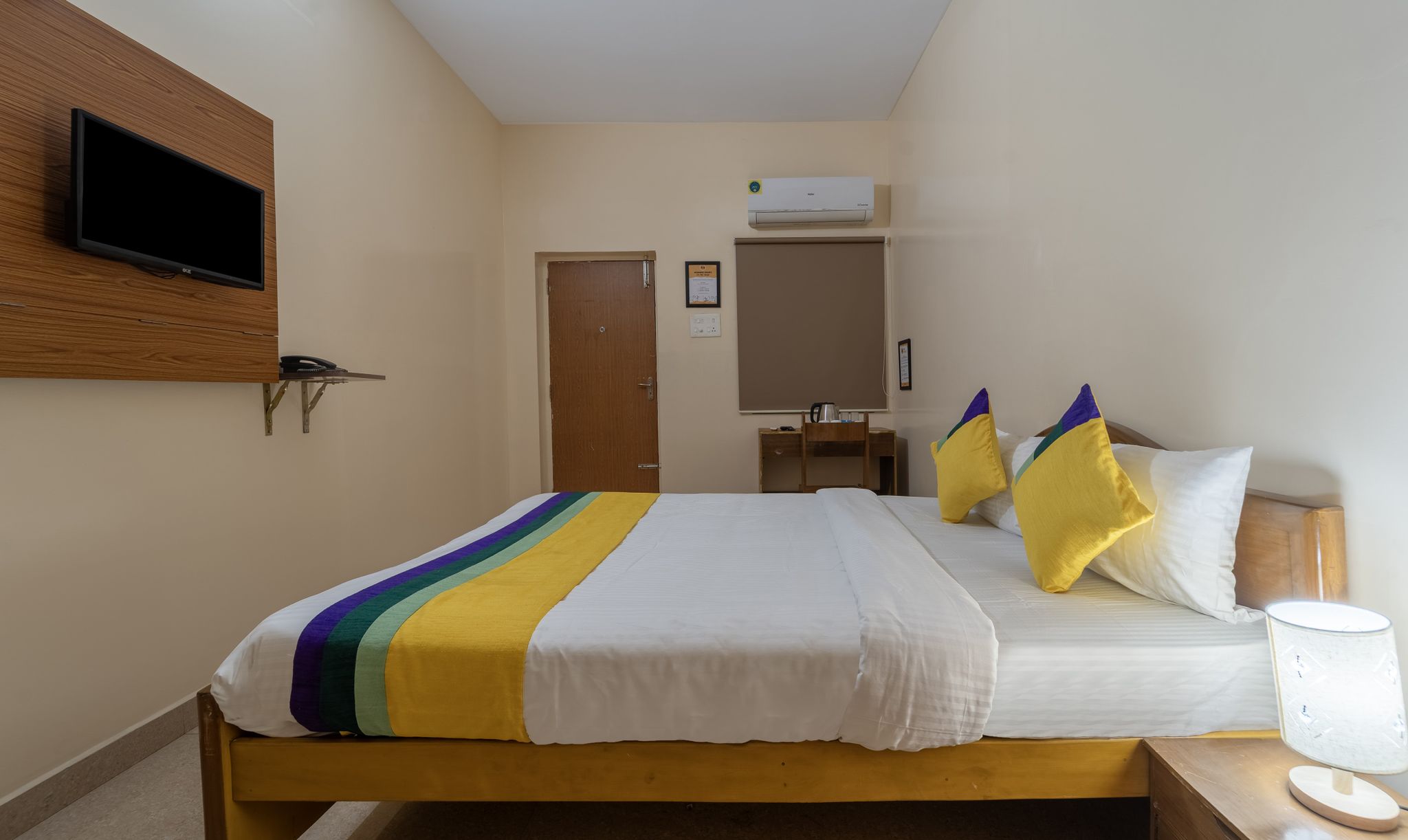 Itsy Hotels Everest Leela Residency Standard room 2