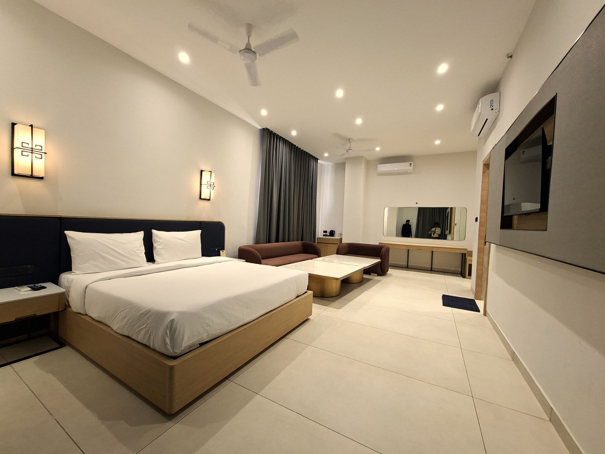 The Grand Emerald Standard City View King Bed 7