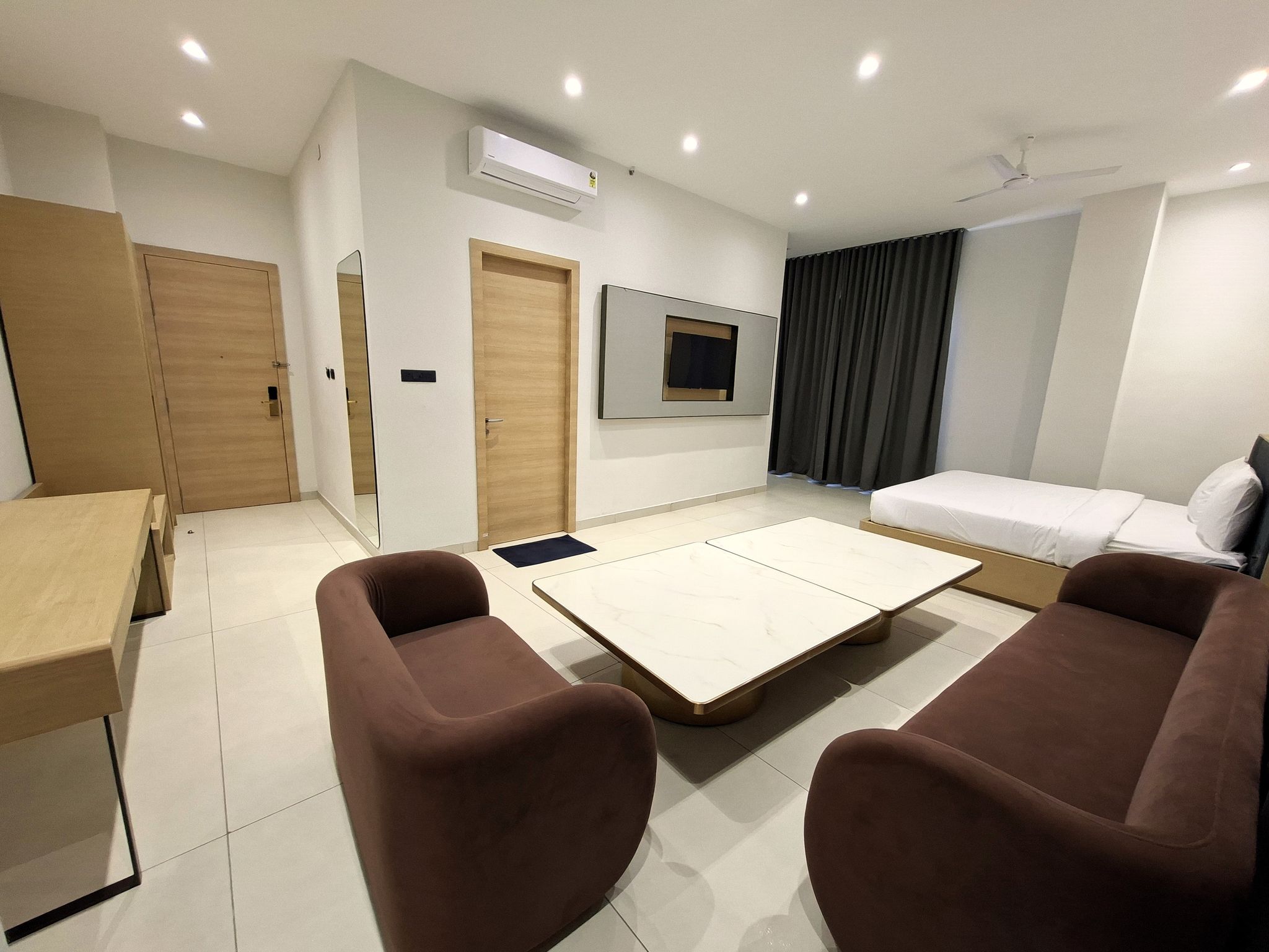 The Grand Emerald Standard City View King Bed 5