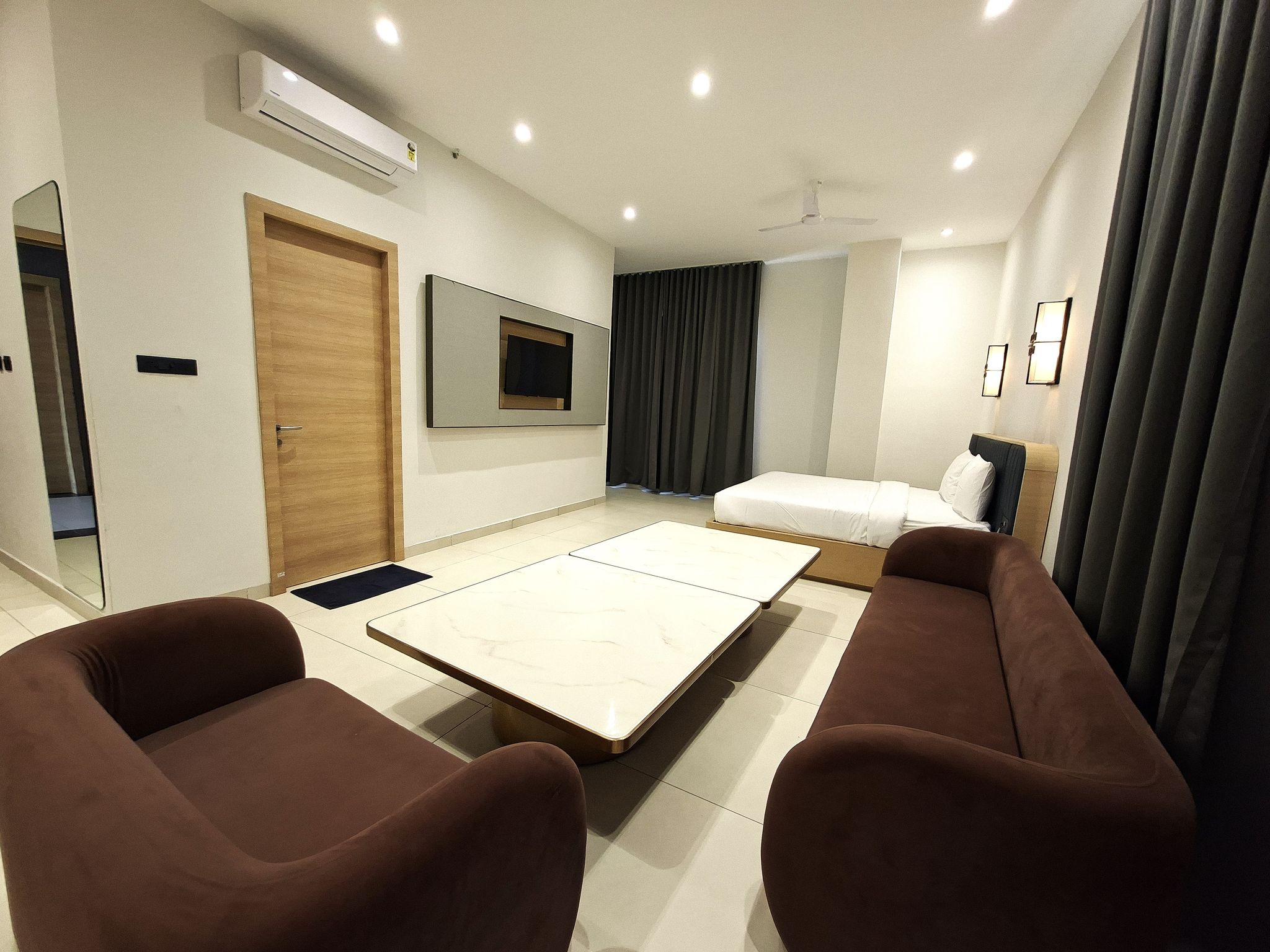 The Grand Emerald Standard City View King Bed 4