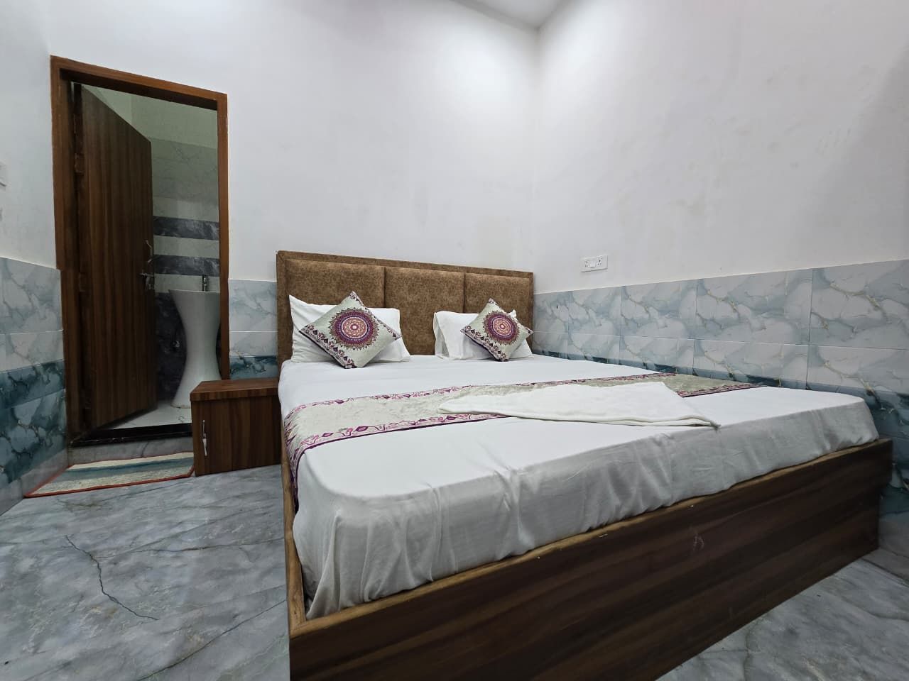 Deluxe Non ac room