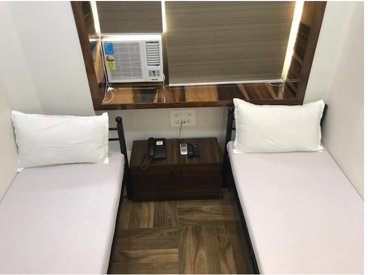 Twin bed Room with shared bathroom