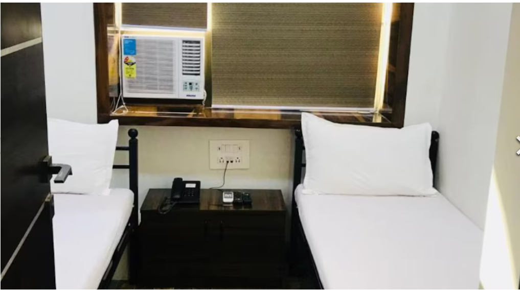 Twin bed Room with shared bathroom