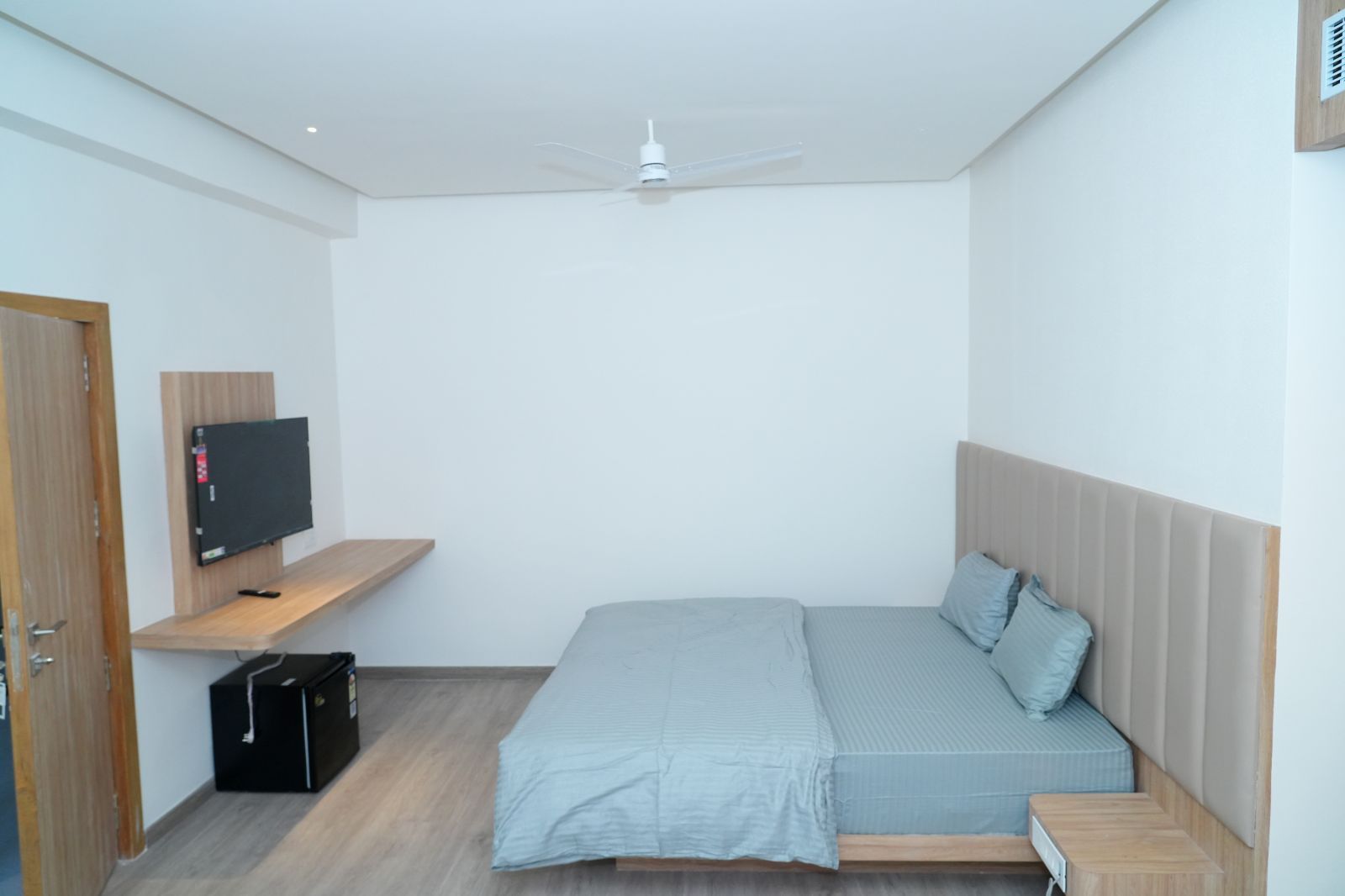 Hotel Avani Grand AC Deluxe Room 2