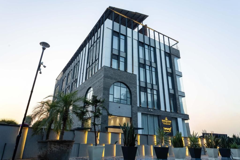 Emerald Luxe ( A Boutique Hotel )