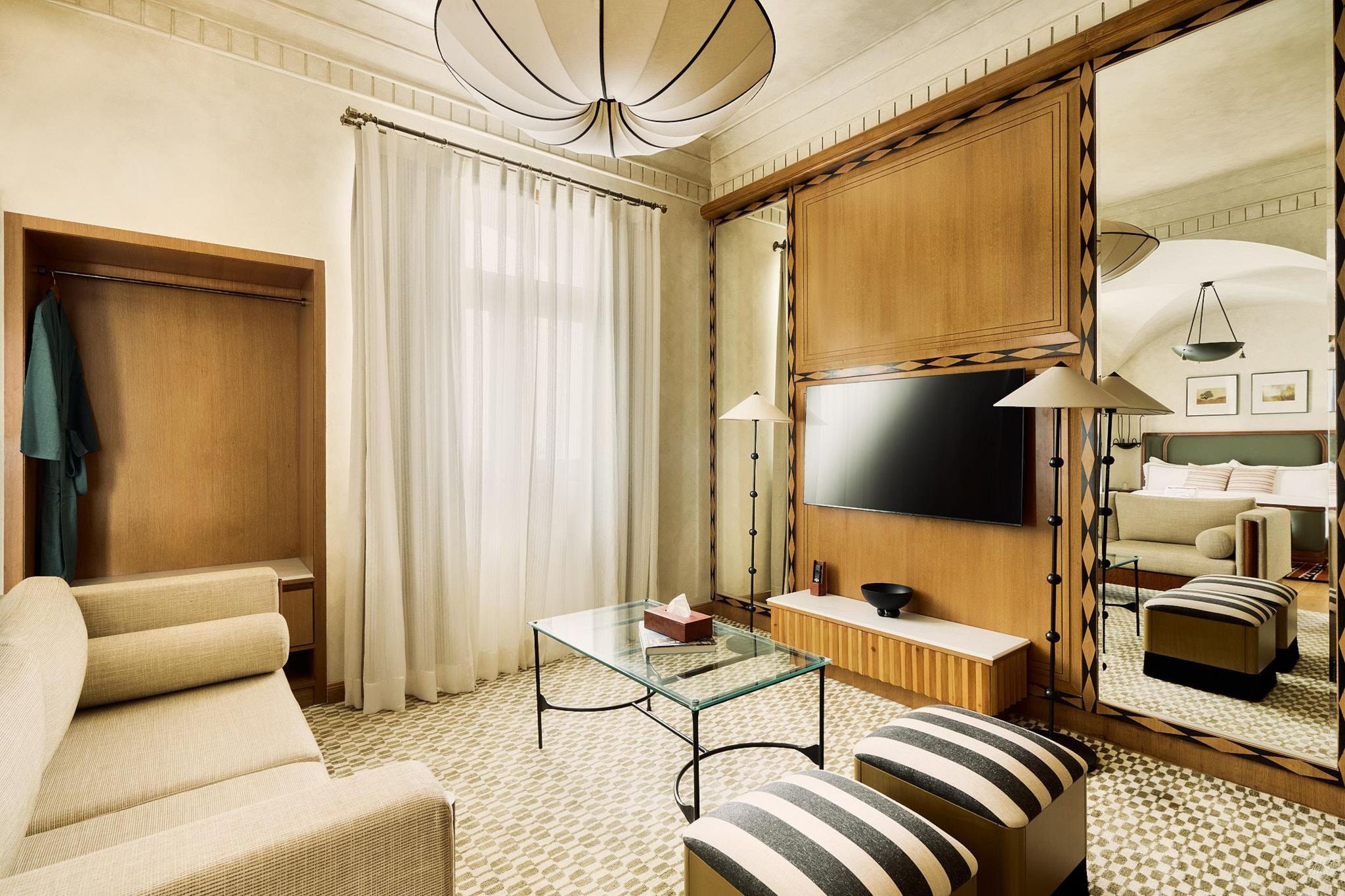 Gallery Room - Complimentary bottle of wine on arrival.