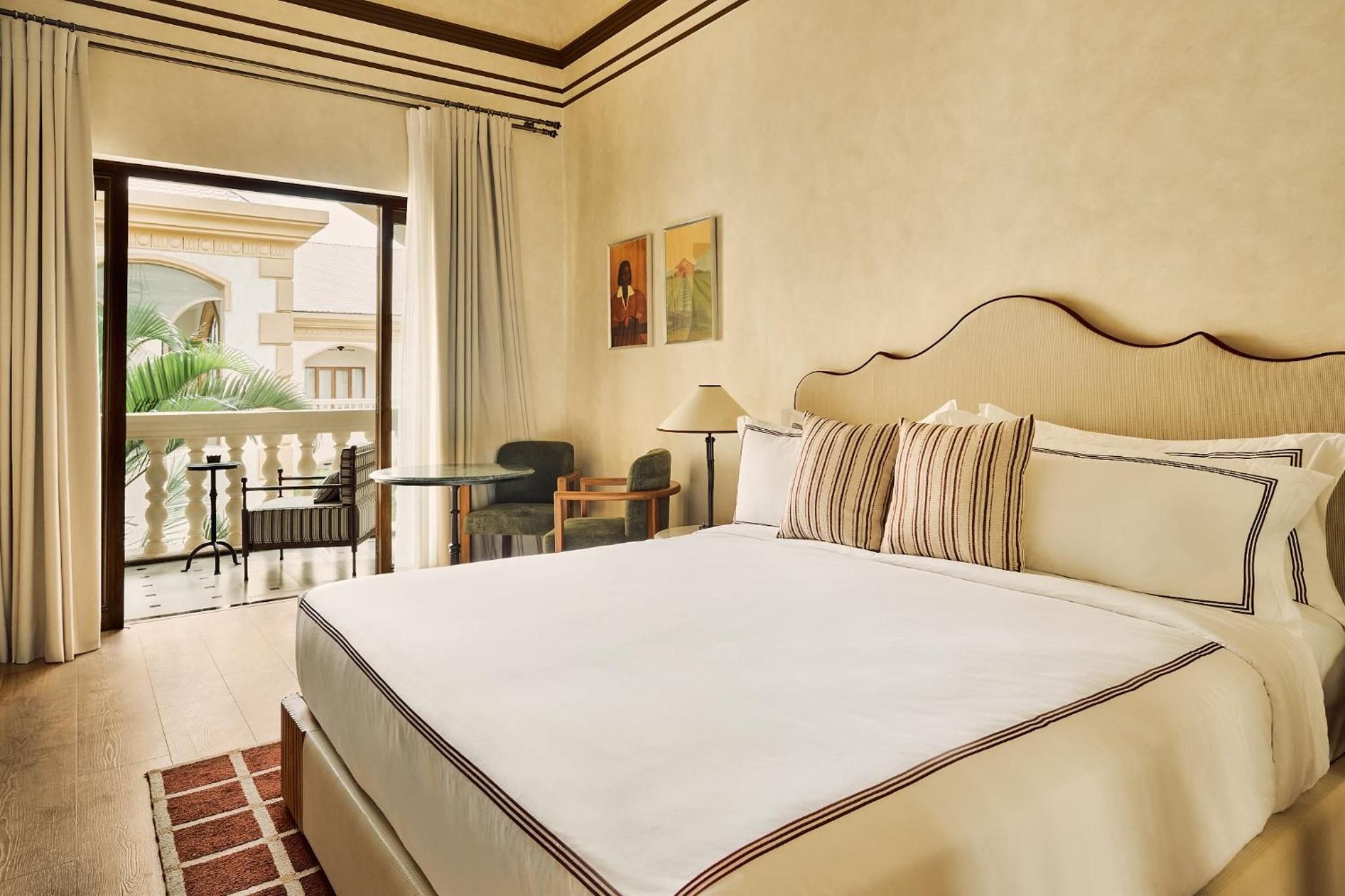 Gallery Room - Complimentary bottle of wine on arrival.