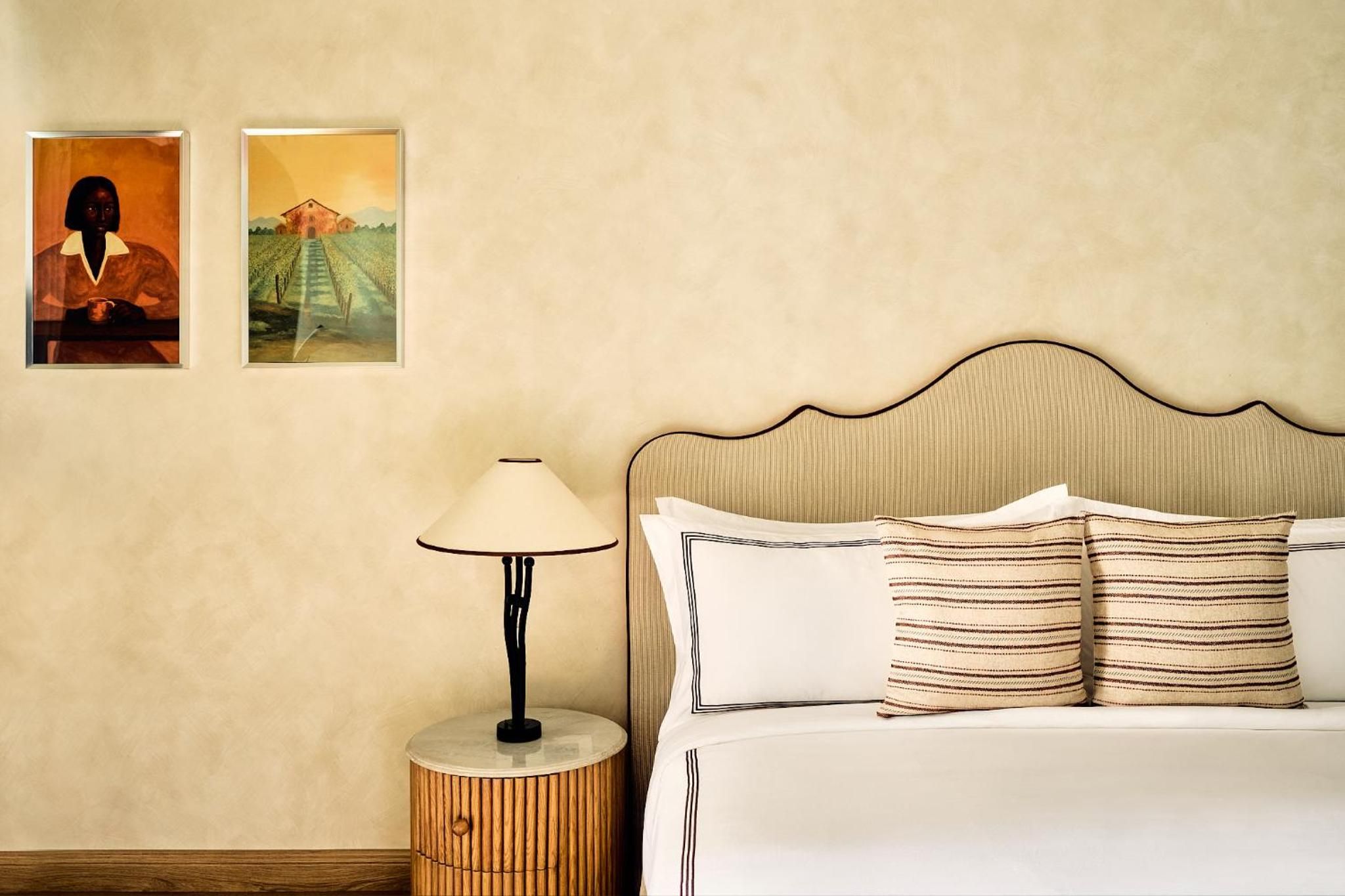 Gallery Room - Complimentary bottle of wine on arrival.