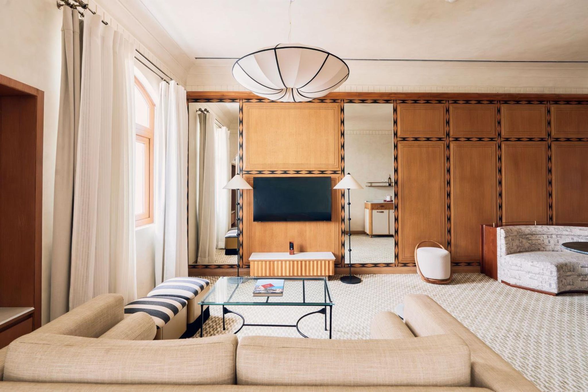 Gallery Room - Complimentary bottle of wine on arrival.