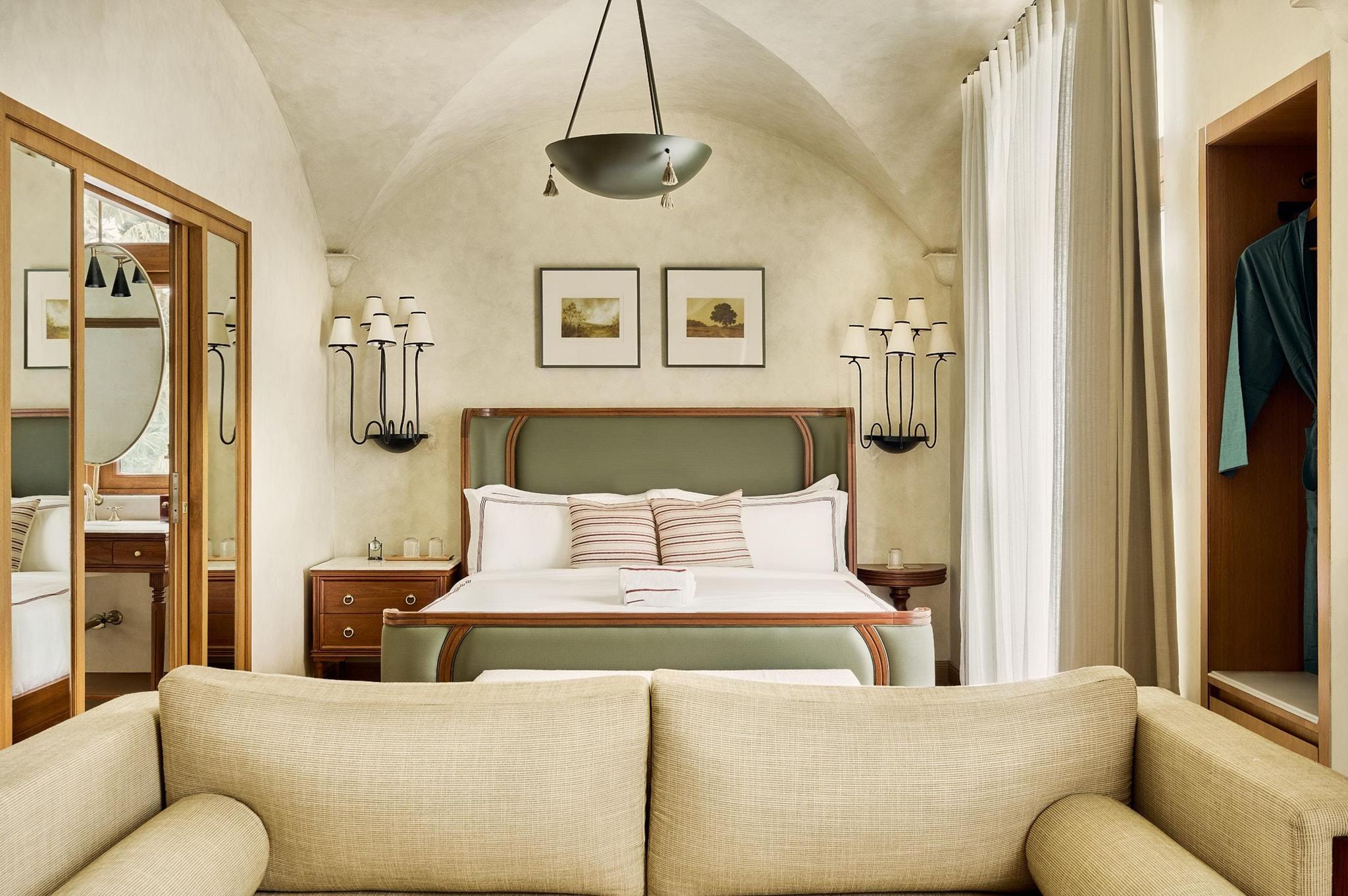 Gallery Room - Complimentary bottle of wine on arrival.