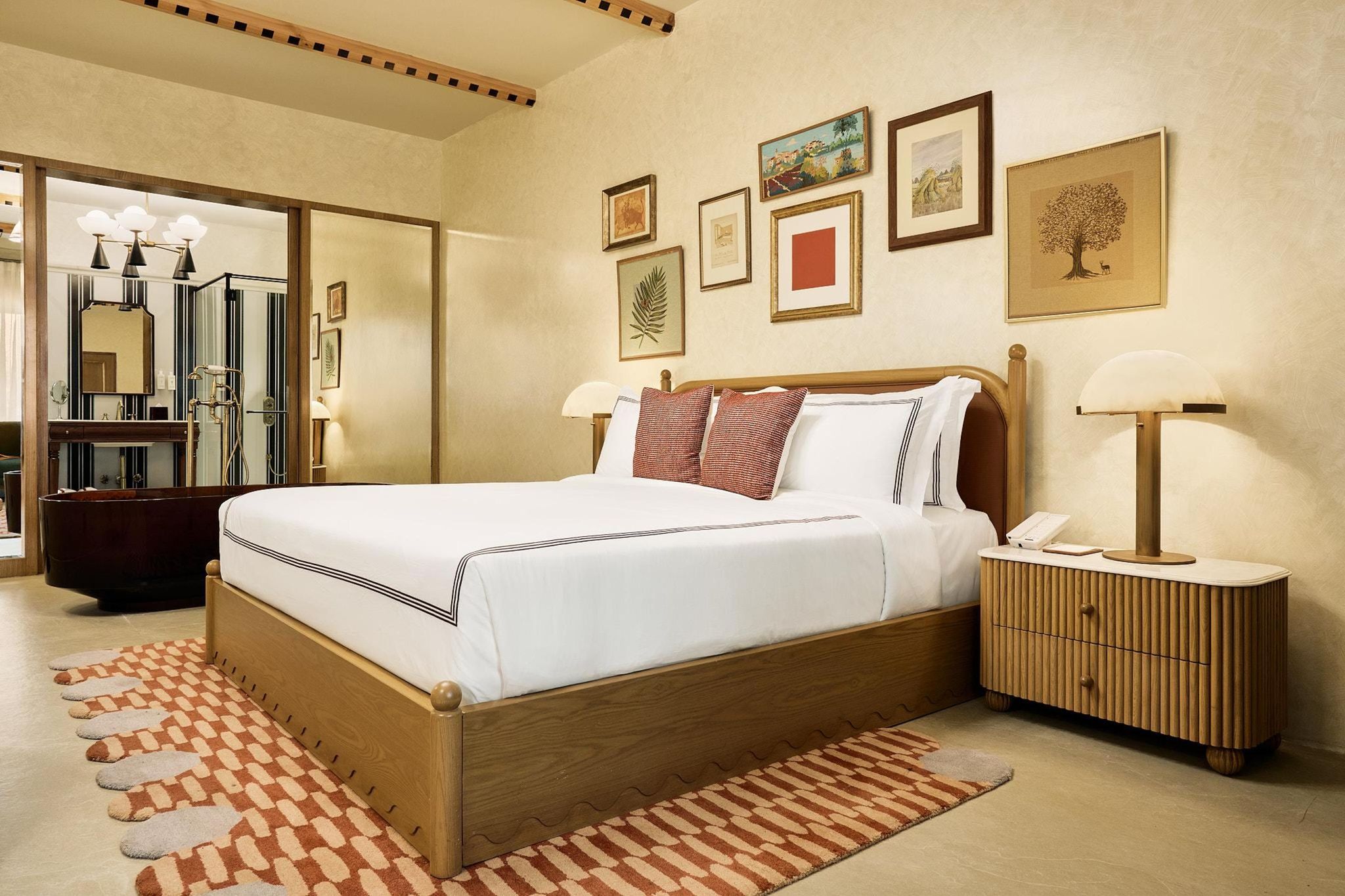 Gallery Room - Complimentary bottle of wine on arrival.