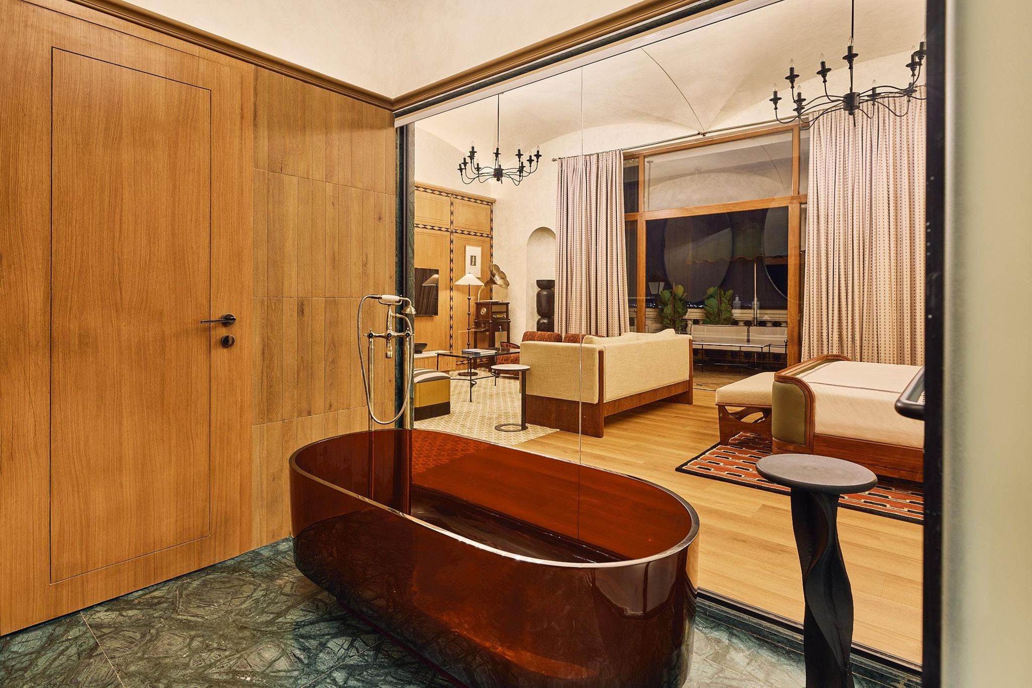 Gallery Room - Complimentary bottle of wine on arrival.