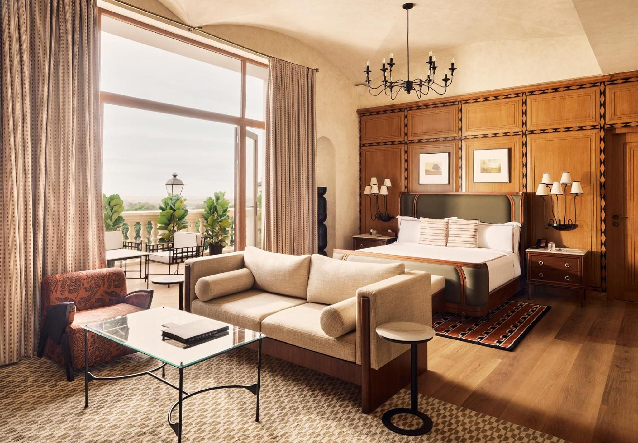 Gallery Room - Complimentary bottle of wine on arrival.