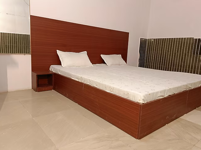 Narayan Guest House Deluxe Room 2