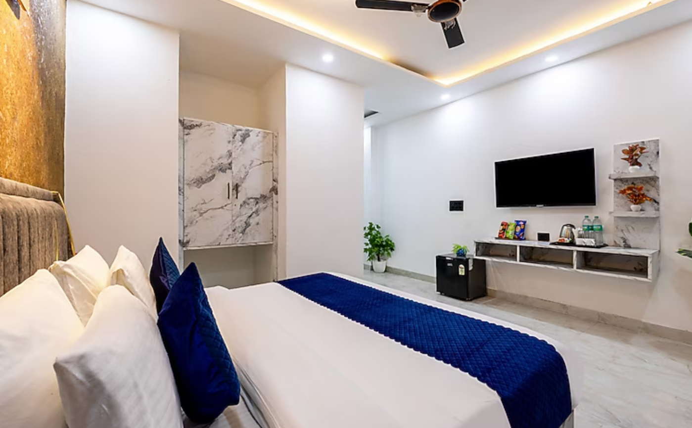 Suite Room With Balcony And Bathtub