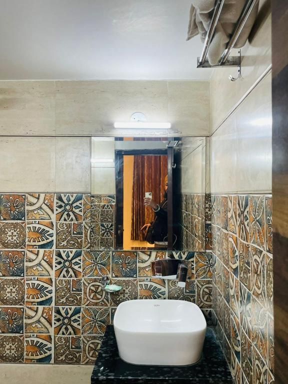 Hotel Novelty Inn Deluxe Room 8