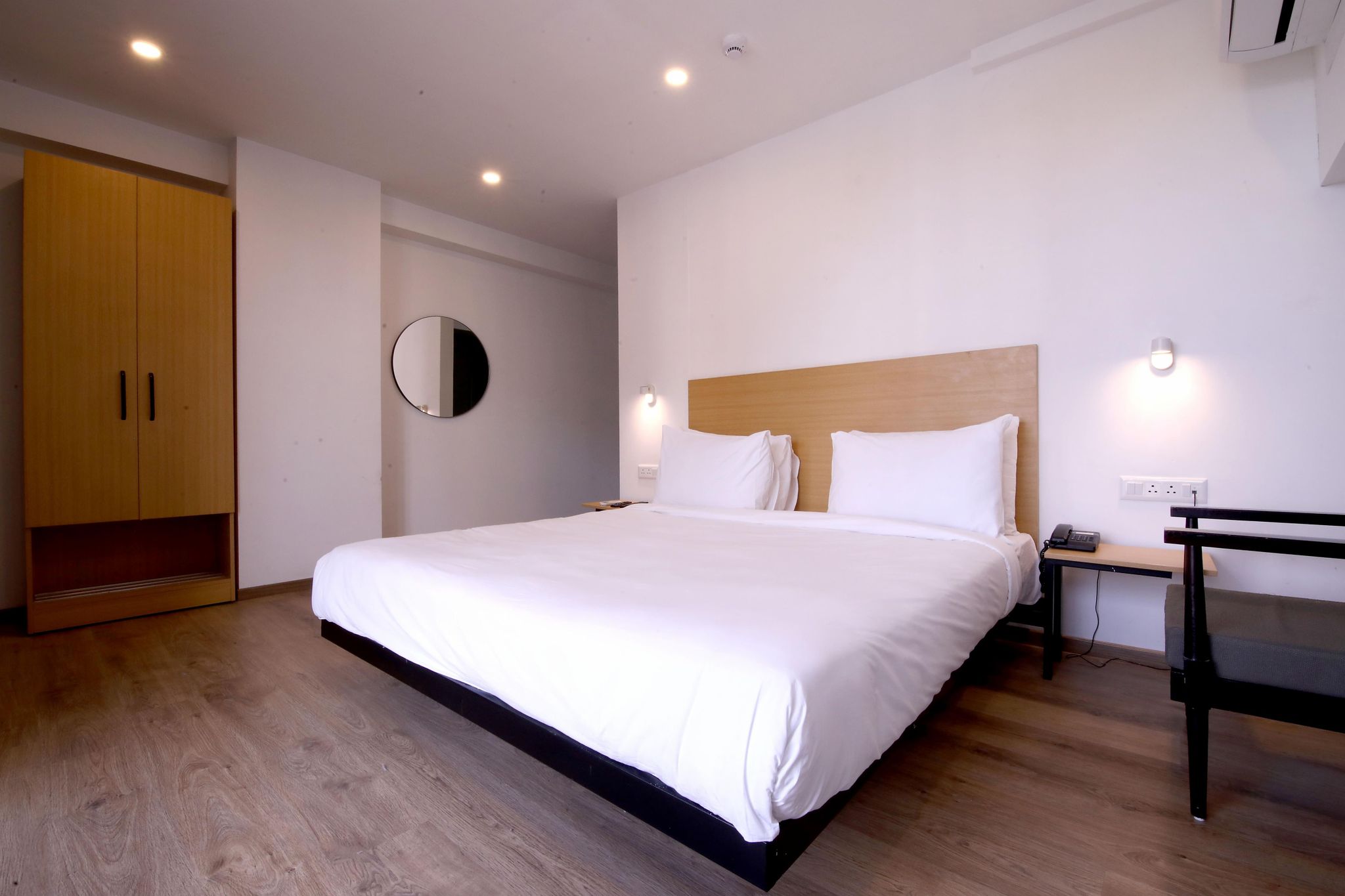 Crayon Hotels Standard Room King Size 2