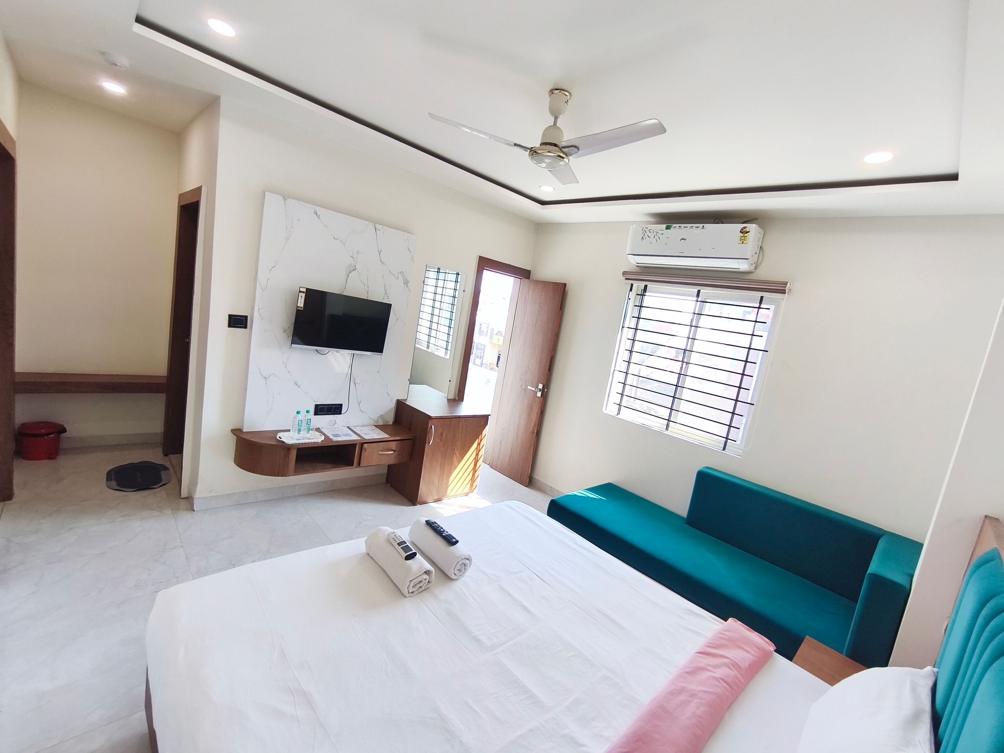 Hotel Gurukripa Deluxe Room with Sofa Bed 12