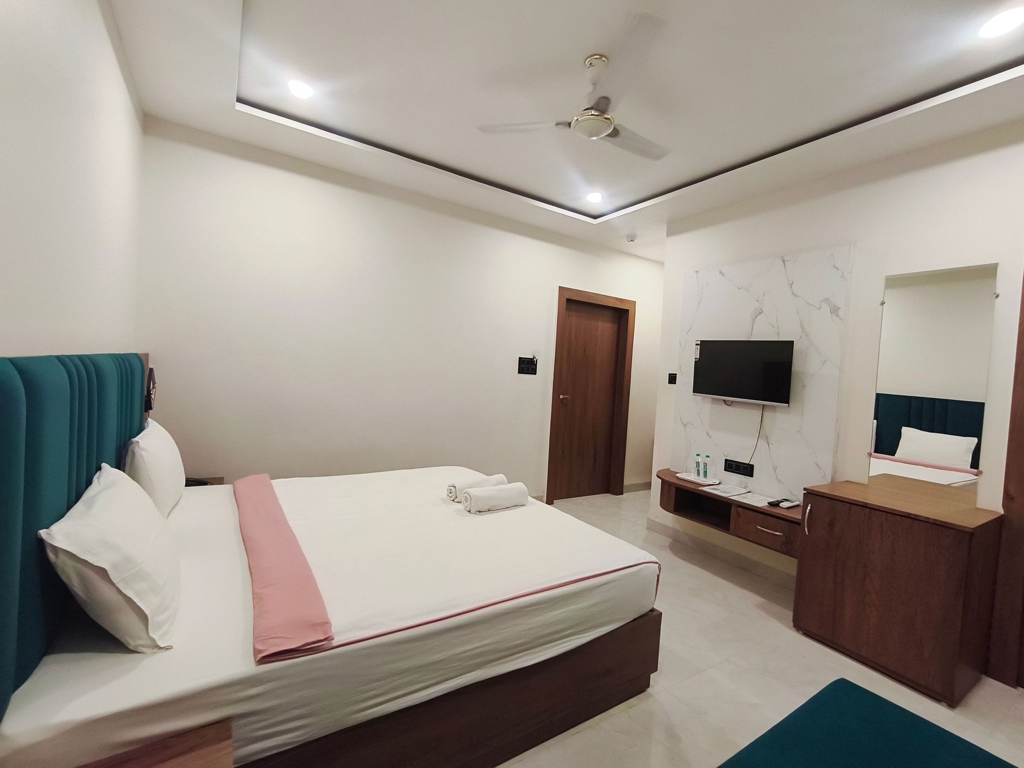 Hotel Gurukripa Deluxe Room with Sofa Bed 33