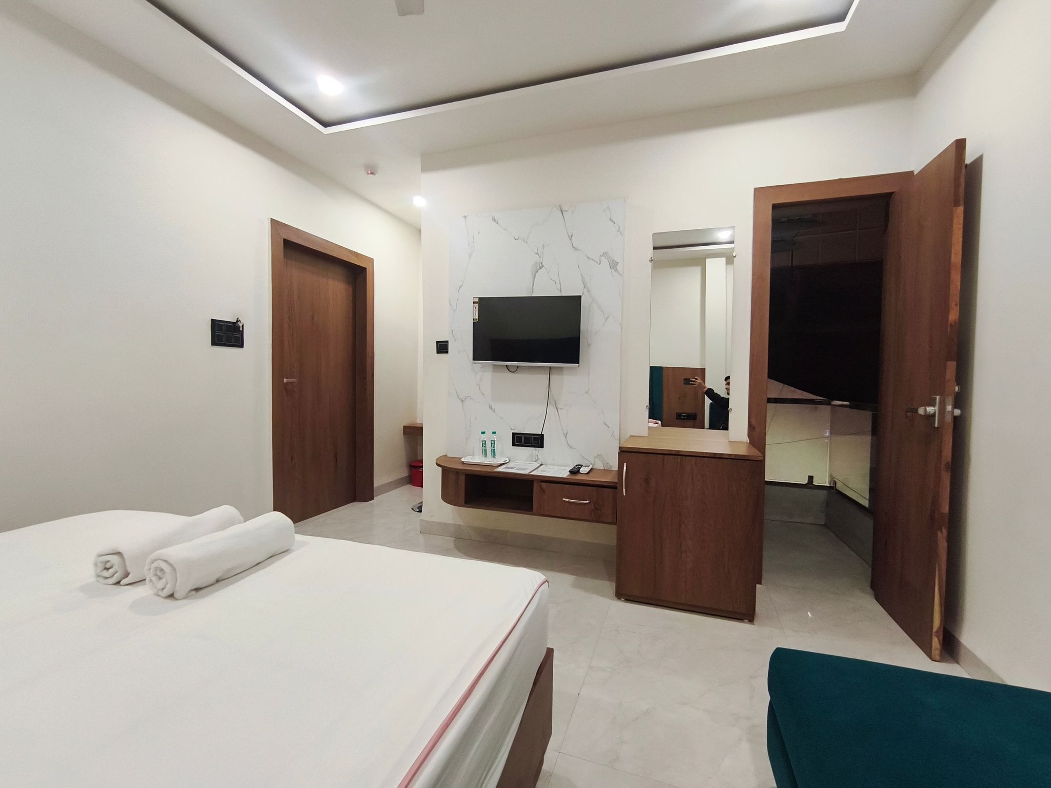 Hotel Gurukripa Deluxe Room with Sofa Bed 15