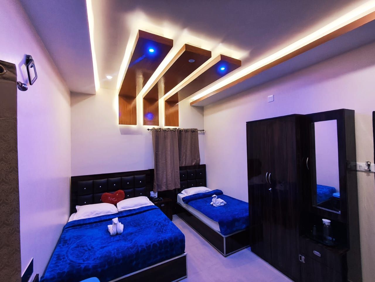 Triple bed room
