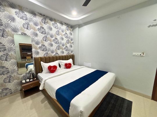 The Mayfair Hotel and Restaurant Deluxe Room 4