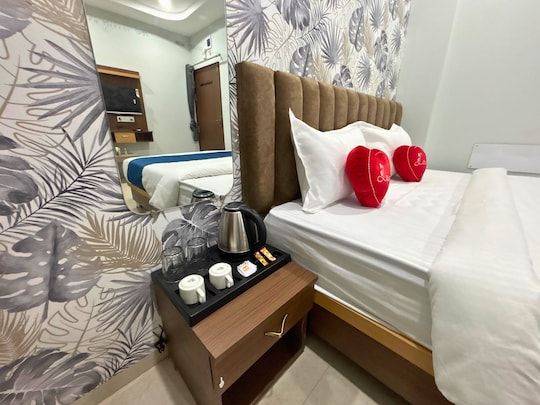 The Mayfair Hotel and Restaurant Deluxe Room 3