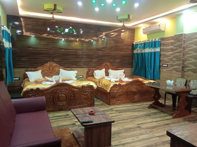 SUPERIOR SUITE AC ROOM HAVING 2 NOS. KING SIZE BED