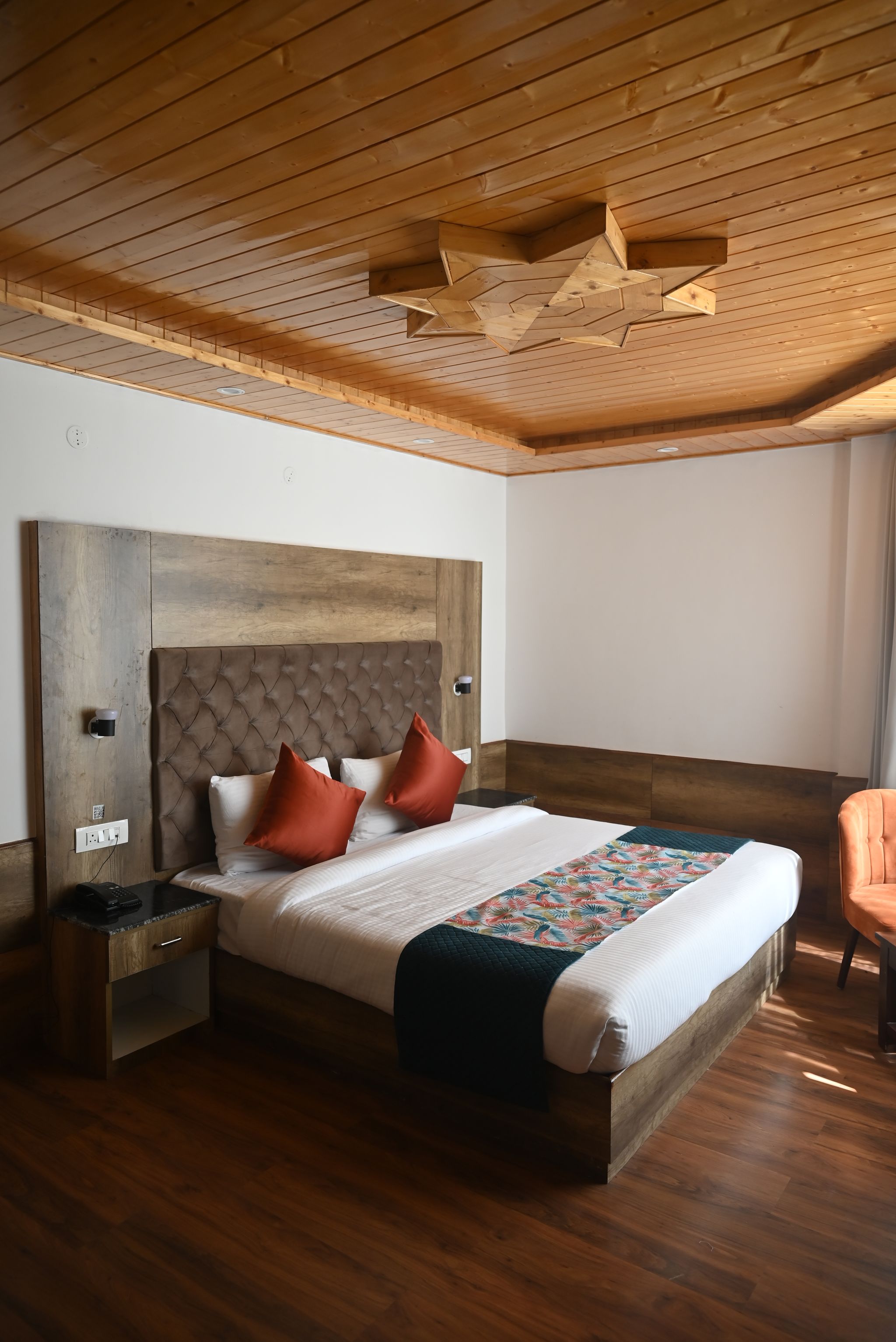 Luxury Solang View Room with Private Balcony