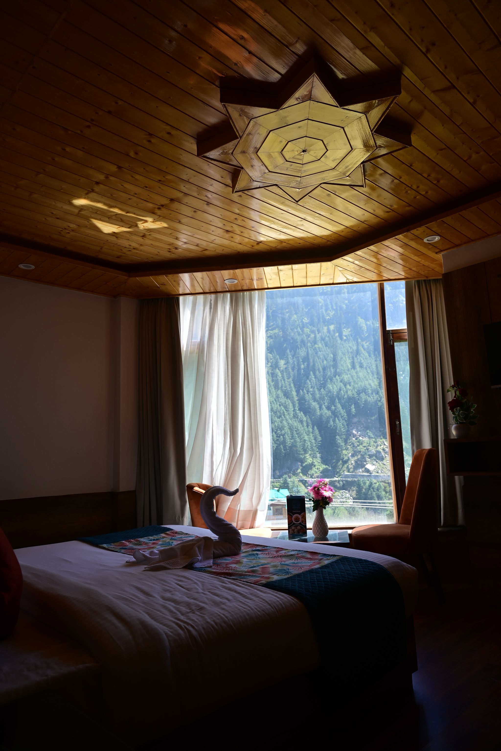Luxury Solang View Room with Private Balcony