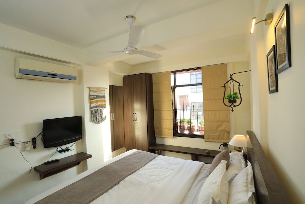 Banipark Service Apartment Deluxe Room 2