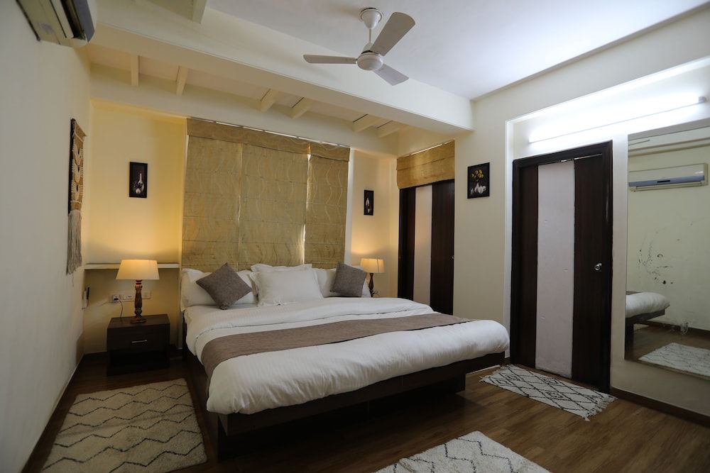 Banipark Service Apartment Deluxe Room